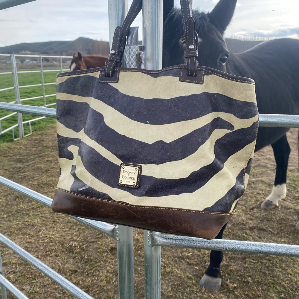 good condition zebra purse !!! used.. no rips :)